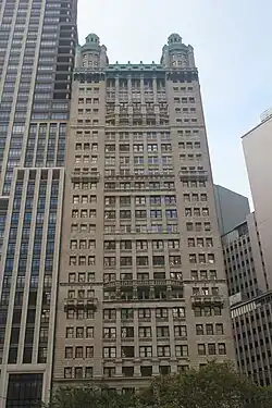 Park Row Building und 25 Park Row (links) im August 2022