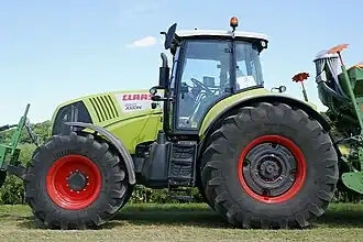 Claas Axion mit Radgewichten an der Hinterachse (Grau)
