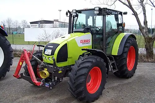 Frontanbauraum eines Claas Celtis 436 RX mit rotem Schnellkuppeldreieck am Frontkraftheber mit Frontzapfwelle