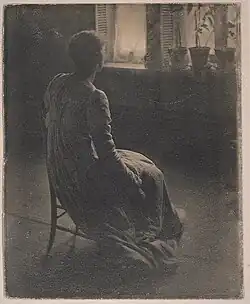 Frau von hinten gesehen, circa 1900