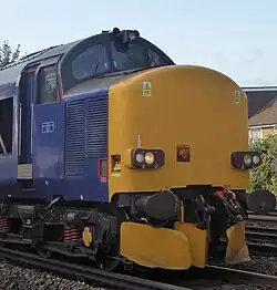 Ausführung mit glatter Stirnwand und modernen Leuchten