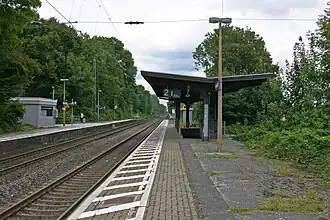 Bahnsteige des Haltepunktes Essen-Kray Süd, links Gleis 1 nach Essen, rechts Gleis 2 nach Bochum, 2014