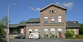 Empfangsgebäude, Straßenseite (2020).