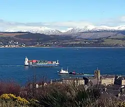 Containerschiff und Fähre bei Gourock
