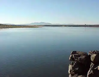 Cochiti-Staudamm vom See aus gesehen