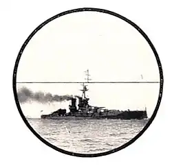 Blick durch das Oku­lar eines Schnittbild­entfern­ungs­messers. Obere und untere Hälfte sind nicht in Über­einstimm­ung – der Mast ist ver­schoben.