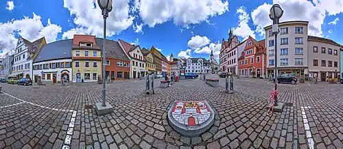 Panorama: Marktplatz Colditz, Blick zum Schloss und zur Stadtkirche (2022)