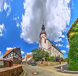 Panorama: Stadtkirche und links: Schloss und Fachwerkhaus (2022)