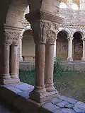 Kreuzgang mit Kapitellen und Malereien