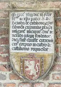 Gedenktafel zum Gedenken an den Gründer, Branda Castiglioni (15. Jahrhundert).