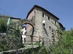 Erhaltenes Tor der Befestigung in Colognora