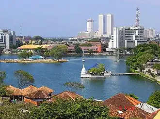 Der Beira Lake mit den WTCC und dem Gebäude der Bank of Ceylon im Hintergrund.