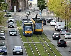 Hoch­lie­gen­des Ra­sen­gleis mit seit­li­chen Füll­stei­nen, Nord­hau­sen