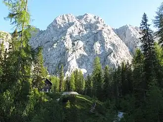 Reißkofel von Nordosten mit der Comptonhütte, der scheinbar niedrigere Hauptgipfel ist rechts