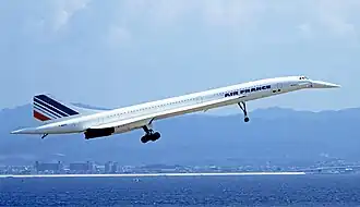 Concorde beim Landeanflug, die Nase ist hierbei wegen der Sicht nach unten geneigt