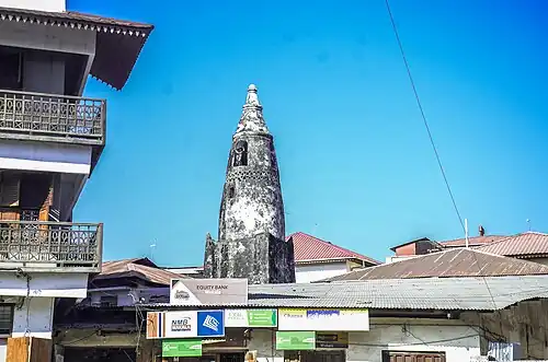 ein kegelförmiges Minarett der ältesten Moschee in Stonetown