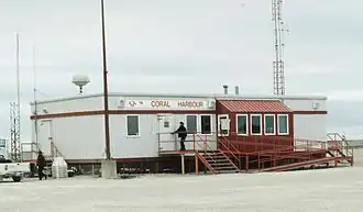 Coral Harbour, Flug-Abfertigungsgebäude