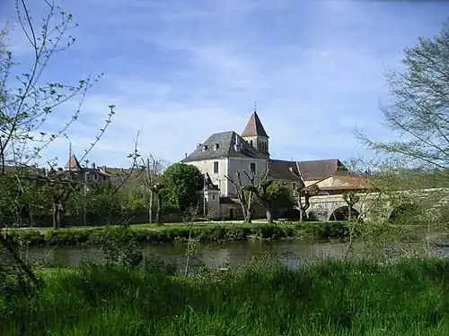 Blick auf die Ortskirche Saint-Front von Süden