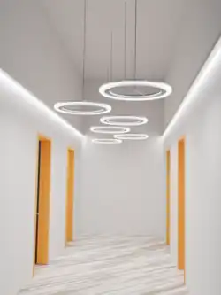 Geschickte Licht­installationen können die Decken­höhe vergessen lassen.