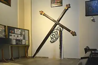 Büßerkreuz und Kette in der Kirche