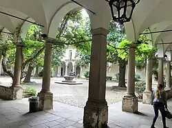 Der Hof der Magnolien.