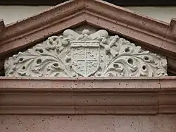 Wappen über einem Portal