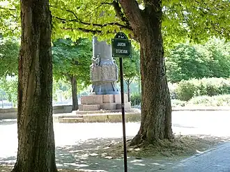 Im Westen der Jardin d’Erevan und das Mickiewicz-Denkmal