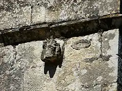 Verzierter Kragstein am Glockengiebel