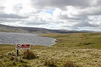 Blick über das Cow Green Reservoir mit Cross Fell, Great Dun Fell und Little Dun Fell im Hintergrund