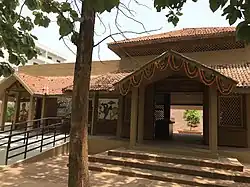 Offenes Tor, das zu einem Innenhof führt