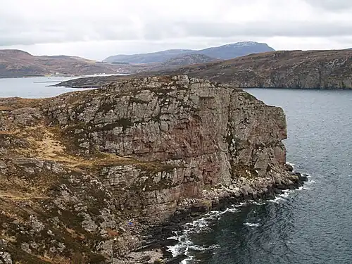 Der Craig an Airgid südlich vom Ben More Coigach, dahinter die Nordseite von Isle Martin