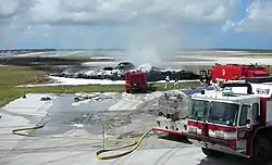 Abgestürzte und ausgebrannte B-2 Spirit neben der Startbahn auf der Anderson AFB