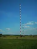 Sendeanlage für 756 kHz, bestehend aus einem 188 Meter hohen Rohrmast (im Vordergrund) und einem 99 Meter hohen Stahlfachwerkmast als Reflektormast (im Hintergrund)