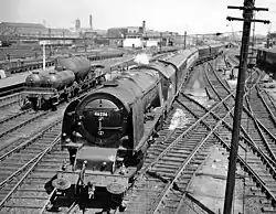 Der Pines Express auf der Fahrt von Manchester nach Bournemouth im Jahr 1957 in Crewe mit Lokomotive 46236 City of Bradford, die ursprünglich abgeflachte Rauchkammer ist inzwischen durch eine der Regelbauart ersetzt