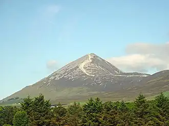 Der Berg Croagh Patrick mit dem Pilgerpfad und der Kapelle