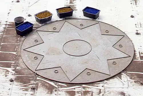 Crop Circle Skulptur auf dem Dach – während der Befüllung