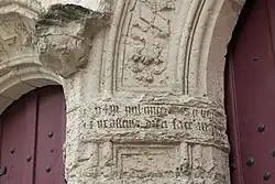 Mittelpfeiler mit Inschrift