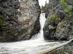 Ein Wasserfall des Crow Creek