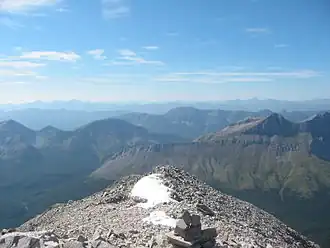 Blick vom Gipfel des Crowsnest Mountain nach Westen; im Mittelgrund die Wasserscheide der High Rock Range, dahinter British Columbia