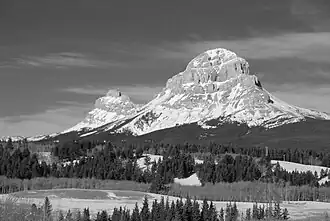 Crowsnest Mountain und die Seven Sisters (links)