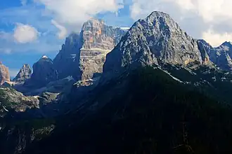 Der schneebedeckte Gipfel der Cima Tosa in der Bildmitte. Links davon der Crozzon di Brenta, vorne die Cima Fracinglo.