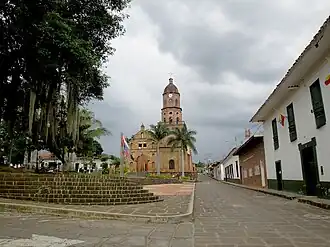 Die Kirche San Joaquín am Parque Principal in Curití