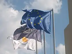 Amtliche Beflaggung an einem Polizeirevier