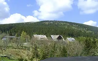 Der Czoło von Südosten. Im Vordergrund: Gebäude der ehemaligen WOP-Brigaden am Grenzpass