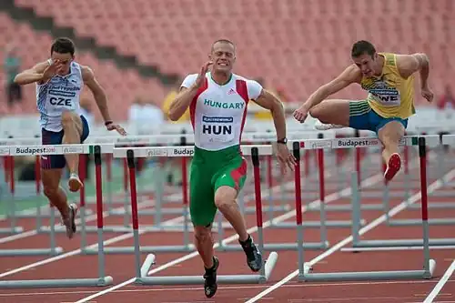 Dániel Kiss (Mitte) Rang drei in 13,45 s