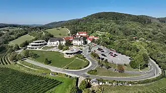 Südostansicht der Anhöhe Cobenzl bzw. des Reisenbergs und im Hintergrund der Latisberg