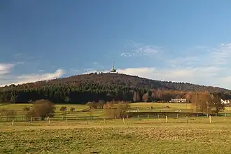Blick aus Richtung Südsüdosten von einem Fahrweg zwischen Fellingshausen und Rodheim-Bieber zum Dünsberg