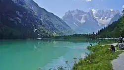 Blick über den See nach Süden in die Ampezzaner Dolomiten
