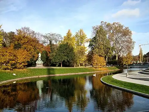 Wieder erweiterter südöstlicher Teil der Landkrone mit Cornelius-Denkmal im Oktober 2013