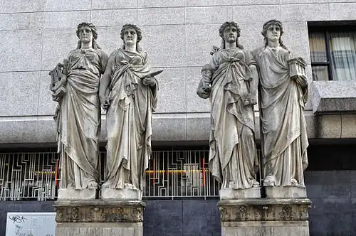 Die klassizistischen Karyatide­figuren, 1880/81 von Wilhelm Albermann, blieben erhalten.